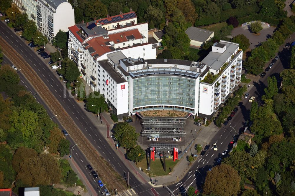 Berlin Mitte aus der Vogelperspektive: Gelände des Ibis Hotel mit Tankstelle der TOTAL Deutschland GmbH an der Prenzlauer Allee im Stadtbezirk Mitte in Berlin