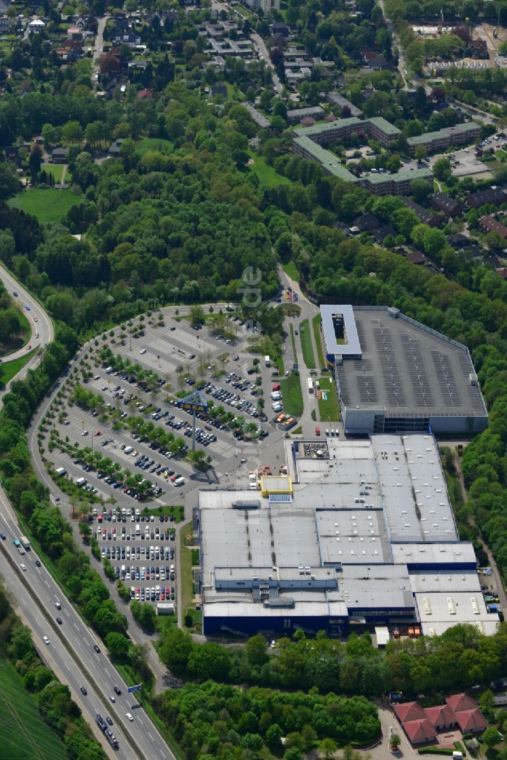 Luftaufnahme Hamburg Schnelsen - Gelände des IKEA- Möbelhaus und Einrichtungshaus am Wunderbrunnen an der Autobahnabfahrt der BAB A7 Schnelsen - Nord in Hamburg