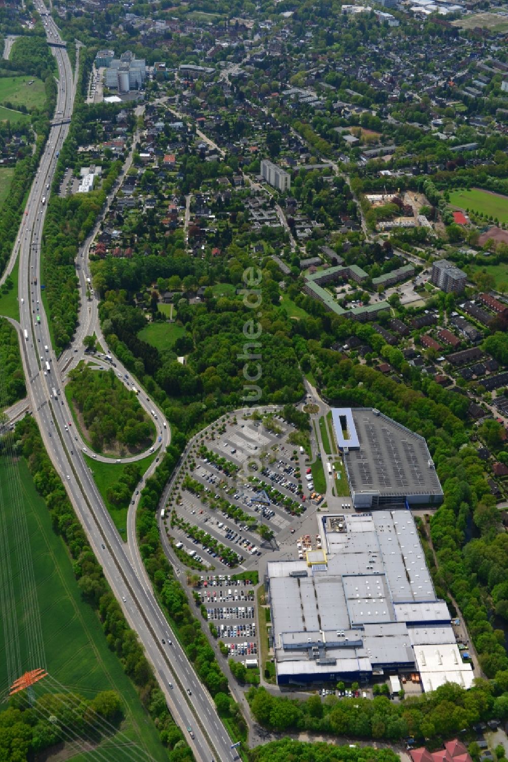 Luftaufnahme Hamburg Schnelsen - Gelände des IKEA- Möbelhaus und Einrichtungshaus am Wunderbrunnen an der Autobahnabfahrt der BAB A7 Schnelsen - Nord in Hamburg