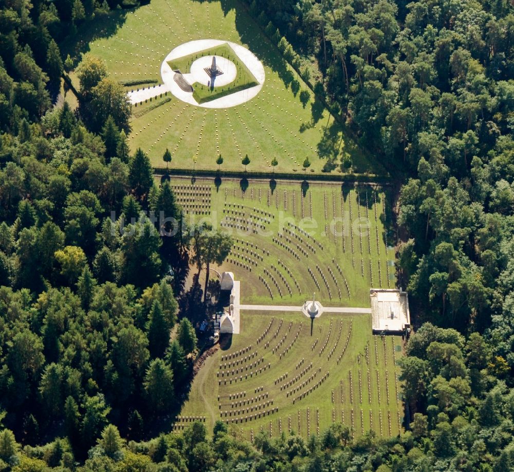 Stahnsdorf aus der Vogelperspektive: Gelände des italienischen und des britischen Soldatenfriedhof auf dem Südwestkirchhof in Stahnsdorf in Brandenburg