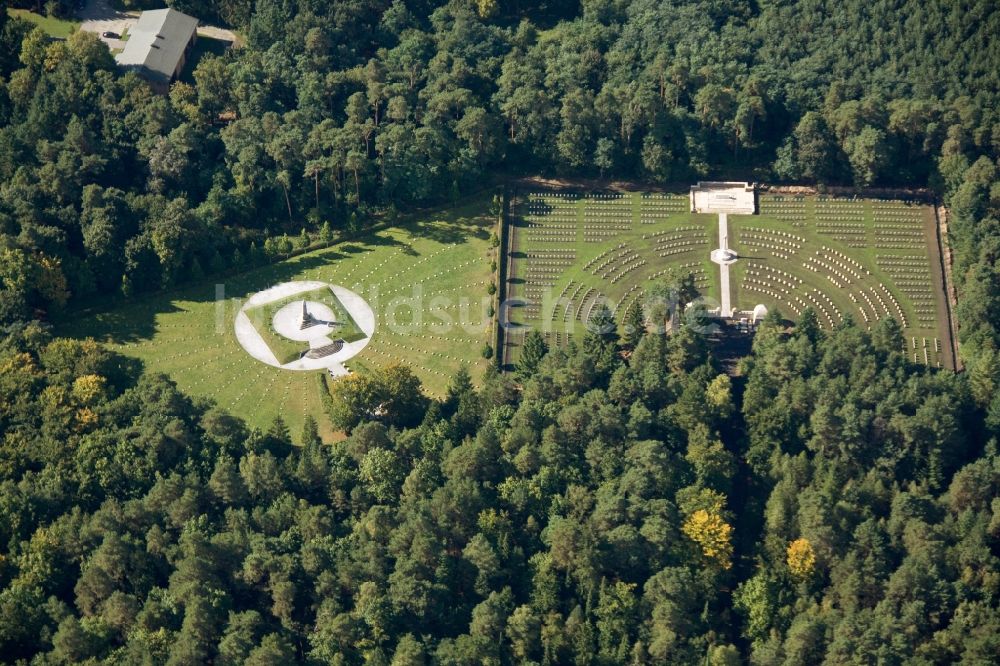 Luftbild Stahnsdorf - Gelände des italienischen und des britischen Soldatenfriedhof auf dem Südwestkirchhof in Stahnsdorf in Brandenburg