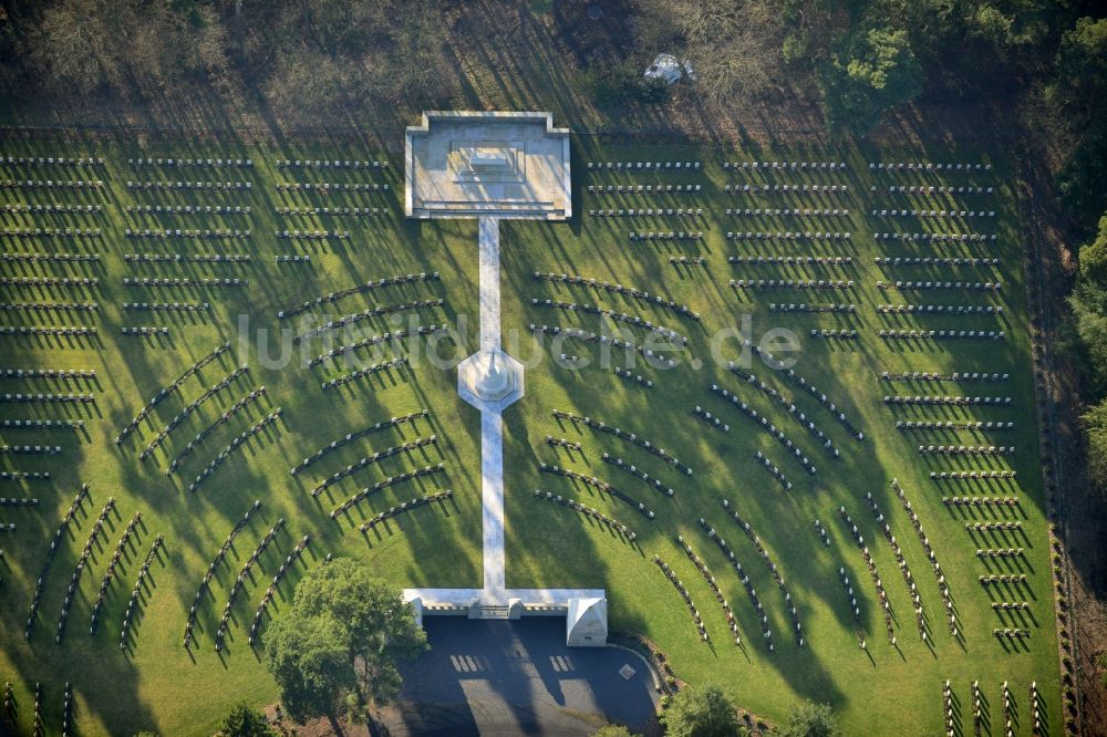 Luftbild Stahnsdorf - Gelände des italienischen und des britischen Soldatenfriedhof auf dem Südwestkirchhof in Stahnsdorf in Brandenburg