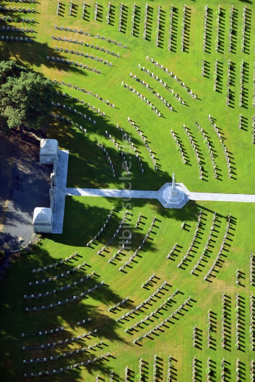 Stahnsdorf von oben - Gelände des italienischen und des britischen Soldatenfriedhof auf dem Südwestkirchhof in Stahnsdorf in Brandenburg