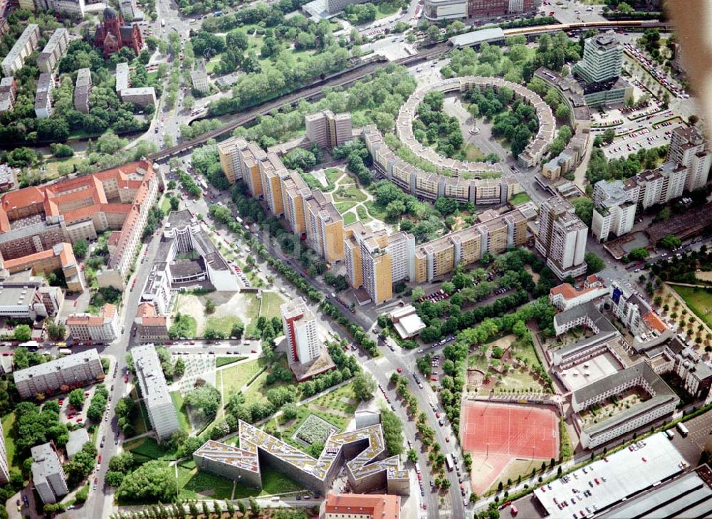 Luftbild Berlin - Kreuzberg - Gelände am Jüdischen Museum an der Lindenstraße und des Wohngebietes am Megringplatz in Berlin- Kreuzberg.