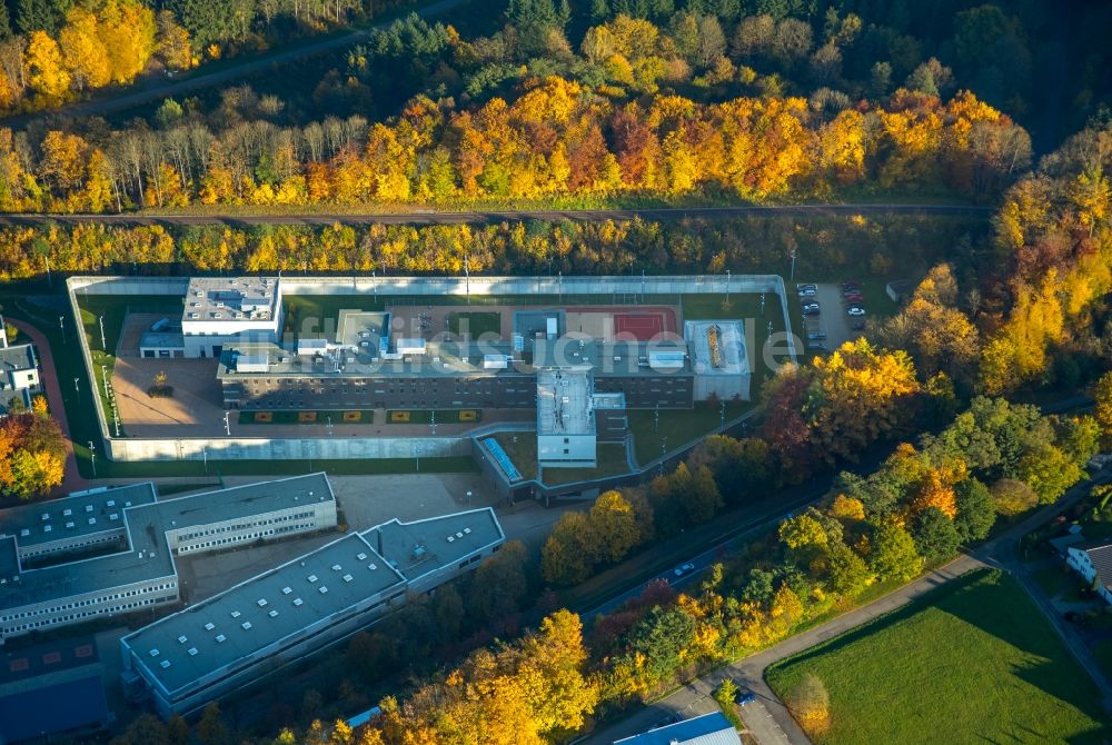 Attendorn von oben - Gelände der Justizvollzugsanstalt JVA Attendorn zwischen herbstlichen Bäumen in Attendorn im Bundesland Nordrhein-Westfalen