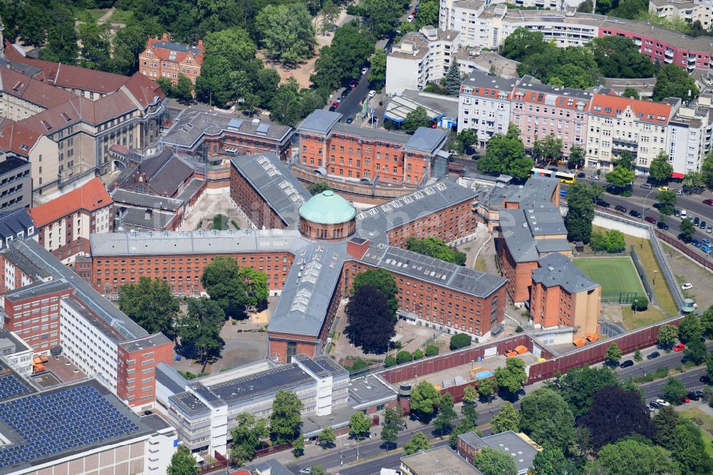 Berlin aus der Vogelperspektive: Gelände der Justizvollzugsanstalt JVA Berlin-Moabit im Ortsteil Moabit in Berlin, Deutschland