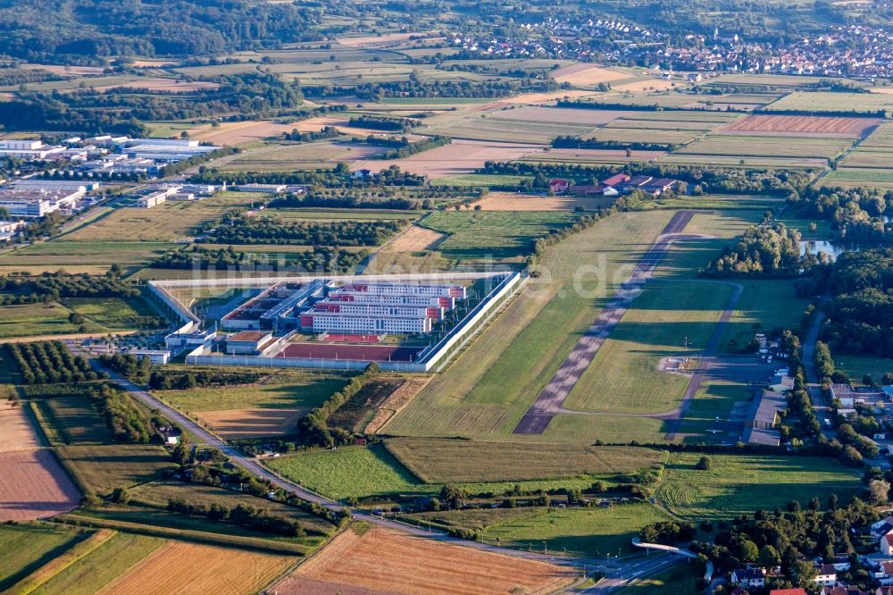 Offenburg von oben - Gelände der Justizvollzugsanstalt JVA Justizvollzugsanstalt Offenburg am Flugplatz Offenburg-Baden in Offenburg im Bundesland Baden-Württemberg, Deutschland