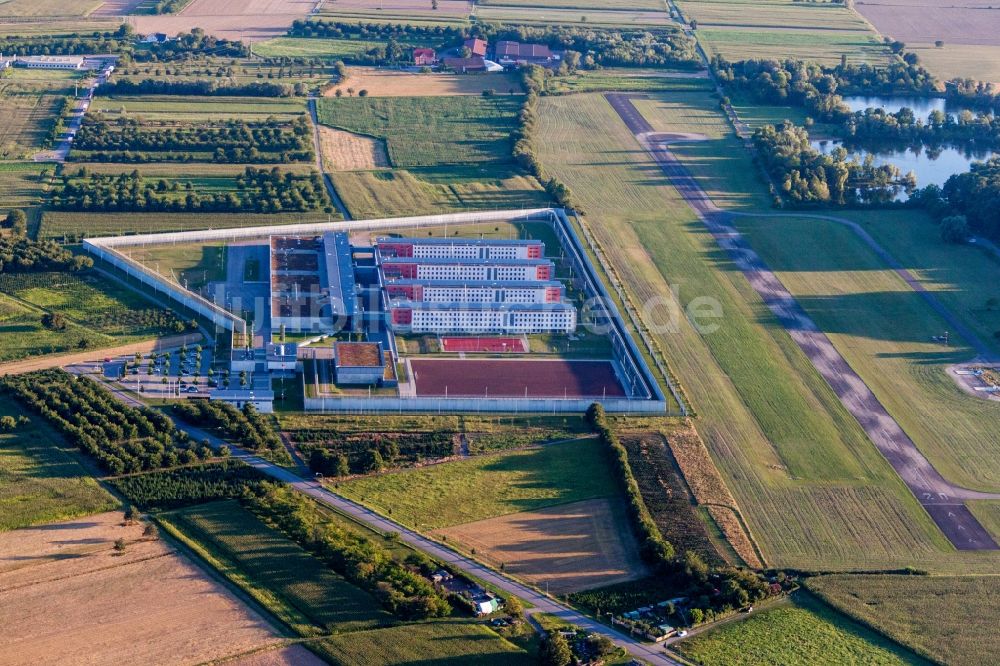 Offenburg aus der Vogelperspektive: Gelände der Justizvollzugsanstalt JVA Justizvollzugsanstalt Offenburg am Flugplatz Offenburg-Baden in Offenburg im Bundesland Baden-Württemberg, Deutschland