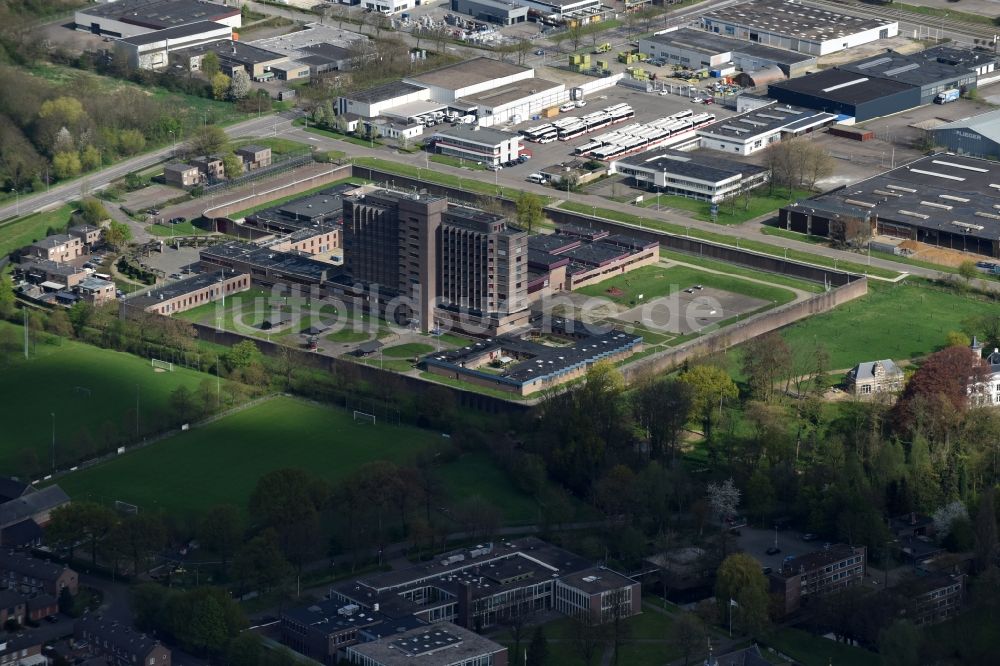 Maastricht von oben - Gelände der Justizvollzugsanstalt JVA in Maastricht in Limburg, Niederlande