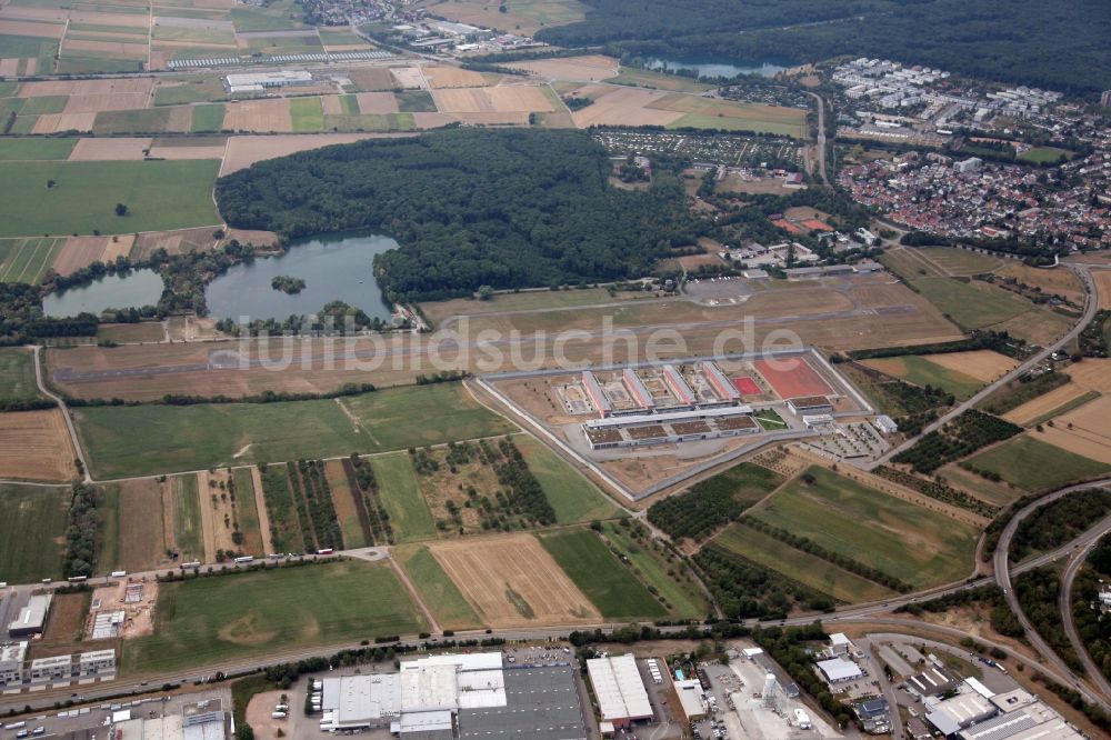 Offenburg aus der Vogelperspektive: Gelände der Justizvollzugsanstalt JVA in Offenburg im Bundesland Baden-Württemberg, dahinter der Flugplatz Offenburg- Baden