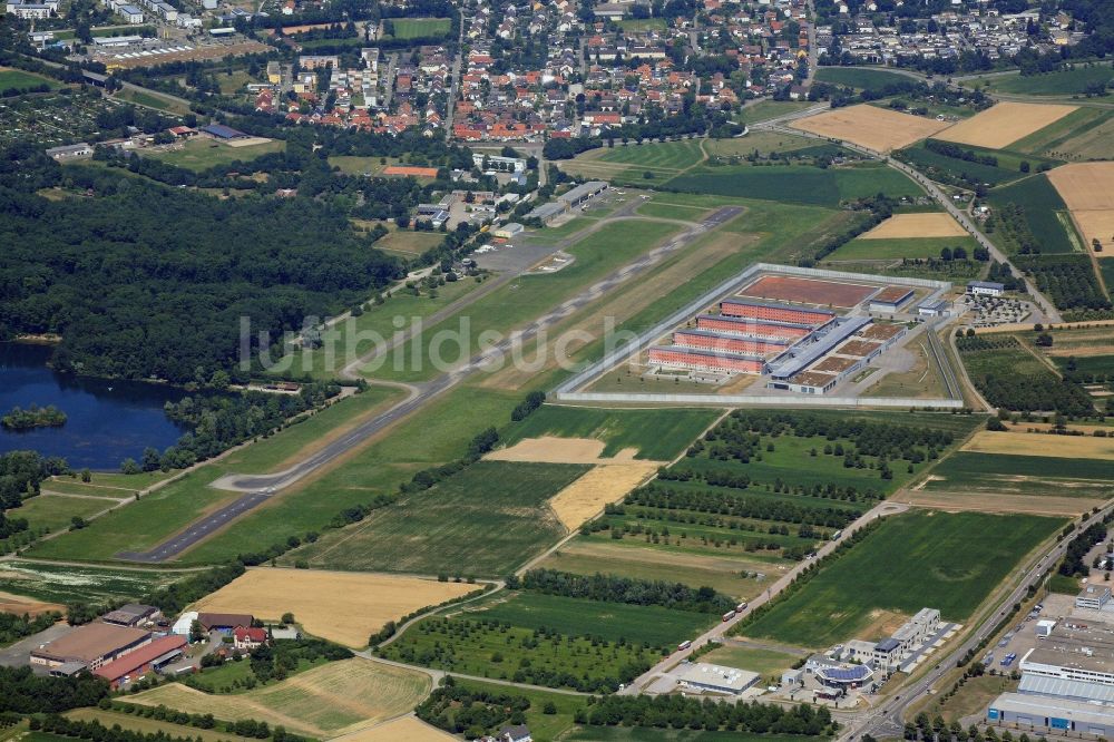 Luftbild Offenburg - Gelände der Justizvollzugsanstalt JVA in Offenburg im Bundesland Baden-Württemberg, dahinter der Flugplatz Offenburg- Baden