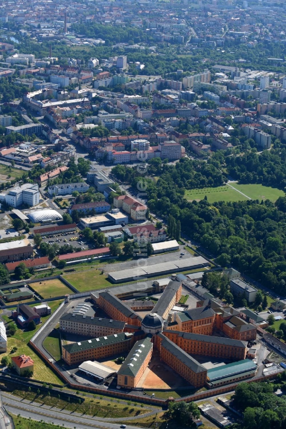 Pilsen von oben - Gelände der Justizvollzugsanstalt JVA in Pilsen in Böhmen, Tschechien