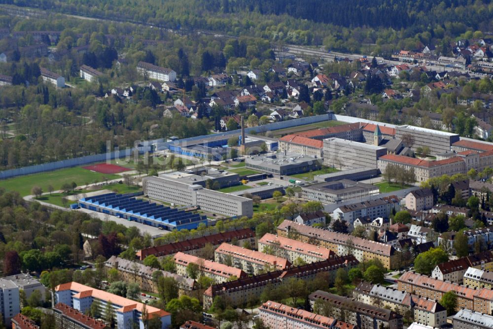 Luftaufnahme München - Gelände der Justizvollzugsanstalt JVA an der Stadelheimer Straße in München im Bundesland Bayern