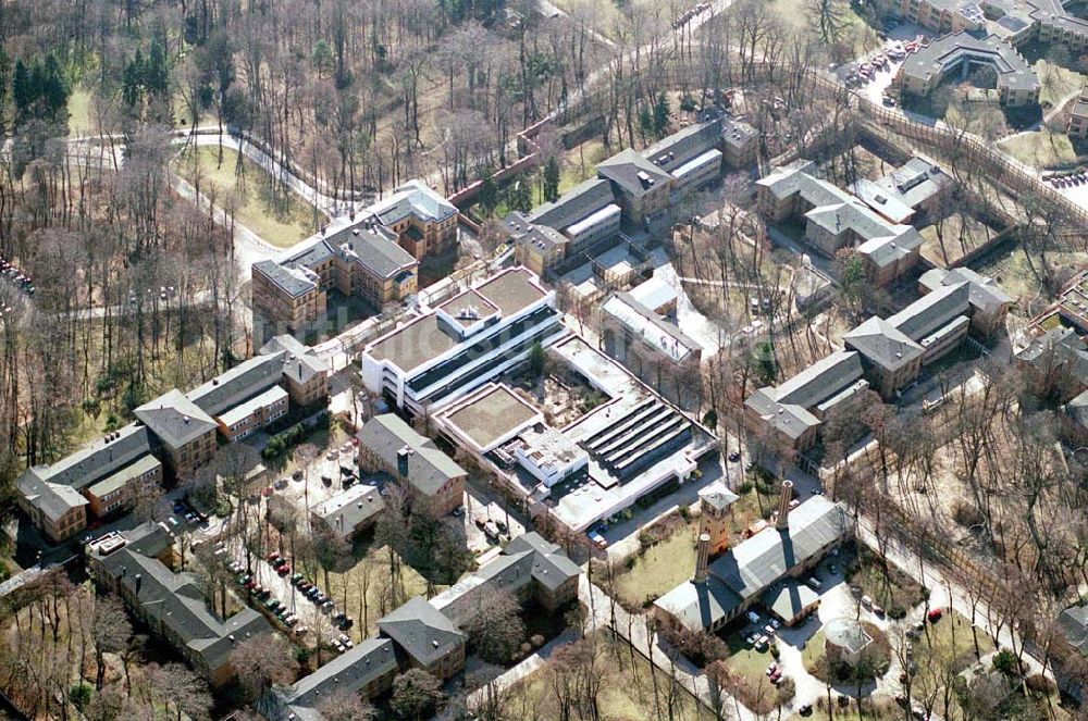 Berlin-Reinickendorf aus der Vogelperspektive: Gelände der Karl-Bonhoeffer-Nervenklinik am gleichnamigen S-und U-Bahnhof an der Oranienburger Straße / Eichborndamm in Berlin Reinickendorf, nordöstlich des Flughafens Berlin-Tegel