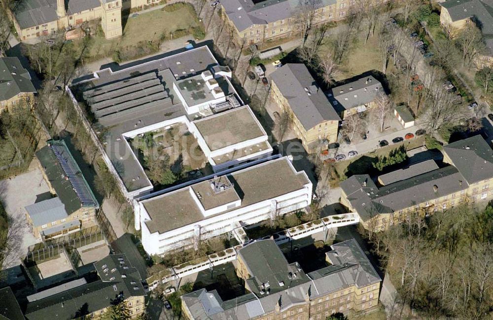 Luftbild Berlin-Reinickendorf - Gelände der Karl-Bonhoeffer-Nervenklinik am gleichnamigen S-und U-Bahnhof an der Oranienburger Straße / Eichborndamm in Berlin Reinickendorf, nordöstlich des Flughafens Berlin-Tegel