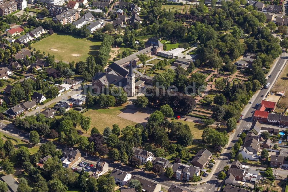 Luftbild Grevenbroich - Gelände der Kirche St. Stephanus in Grevenbroich in Nordrhein-Westfalen