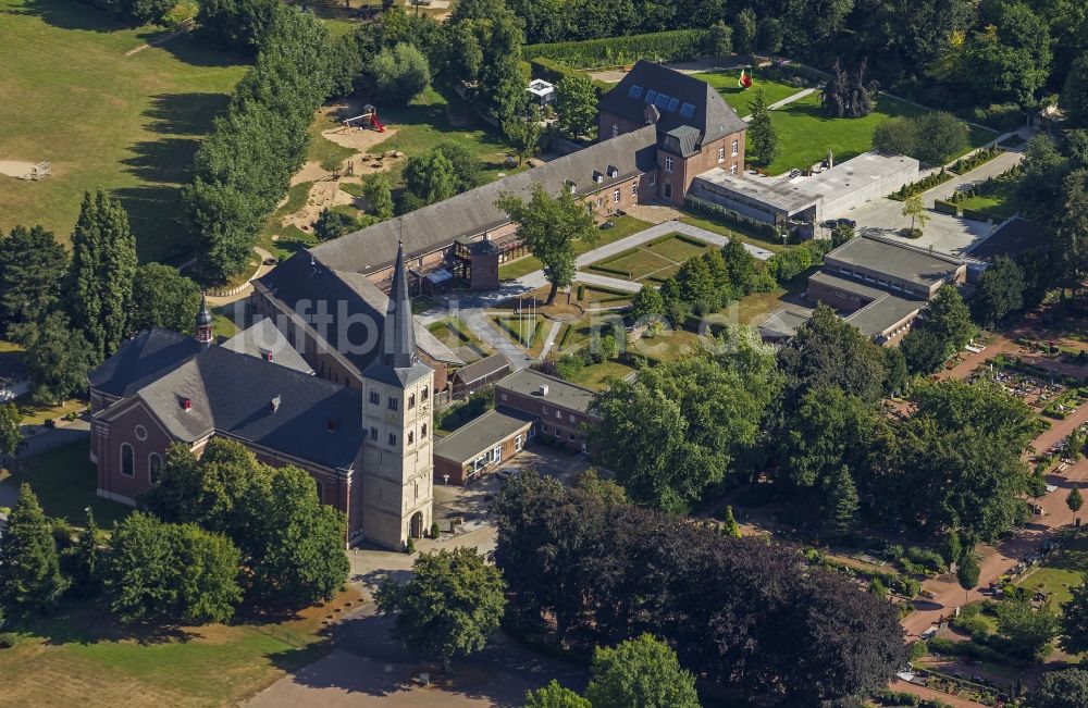 Luftaufnahme Grevenbroich - Gelände der Kirche St. Stephanus in Grevenbroich in Nordrhein-Westfalen