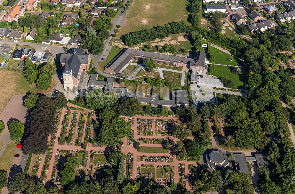 Grevenbroich aus der Vogelperspektive: Gelände der Kirche St. Stephanus in Grevenbroich in Nordrhein-Westfalen