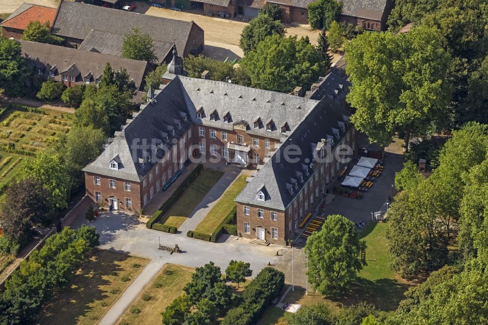 Grevenbroich Langwaden aus der Vogelperspektive: Gelände des Kloster Langwaden bei Grevenbroich in Nordrhein-Westfalen