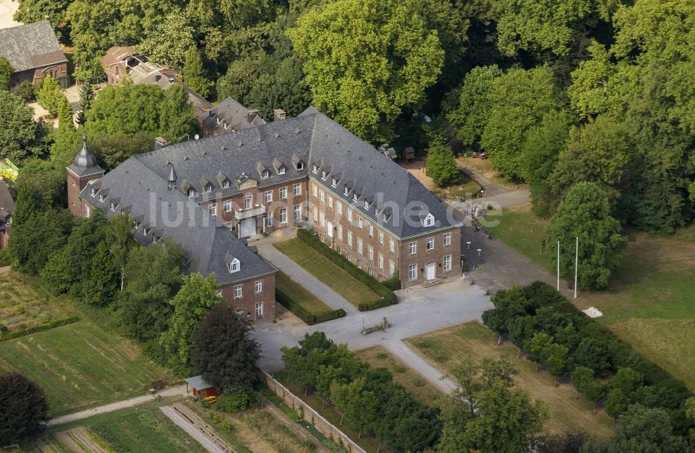 Luftaufnahme Grevenbroich Langwaden - Gelände des Kloster Langwaden bei Grevenbroich in Nordrhein-Westfalen