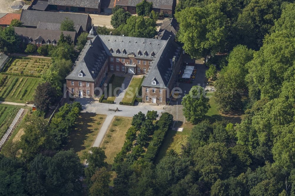 Grevenbroich Langwaden von oben - Gelände des Kloster Langwaden bei Grevenbroich in Nordrhein-Westfalen