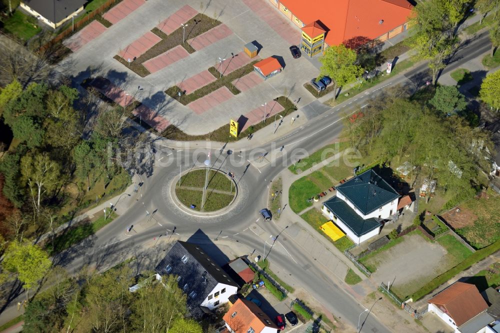 Falkensee von oben - Gelände des Kreisverkehr - Ringes am Havelländer Weg / Nauener Straße in Falkensee im Bundesland Brandenburg