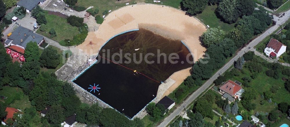 Berlin Mahlsdorf von oben - Gelände und Liege- Wiesen am Schwimmbecken des Wernerbad in Berlin Mahlsdorf im Stadtbezirk Marzahn-Hellersdorf von Berlin