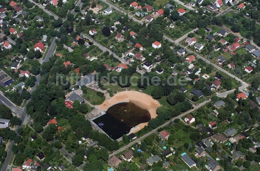 Berlin Mahlsdorf aus der Vogelperspektive: Gelände und Liege- Wiesen am Schwimmbecken des Wernerbad in Berlin Mahlsdorf im Stadtbezirk Marzahn-Hellersdorf von Berlin