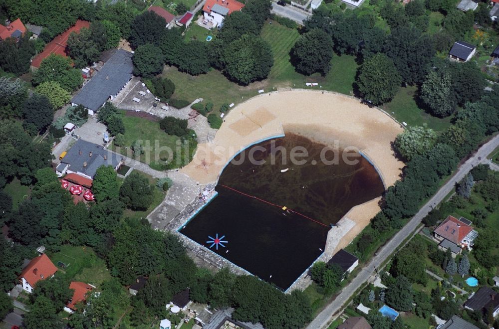 Luftbild Berlin Mahlsdorf - Gelände und Liege- Wiesen am Schwimmbecken des Wernerbad in Berlin Mahlsdorf im Stadtbezirk Marzahn-Hellersdorf von Berlin