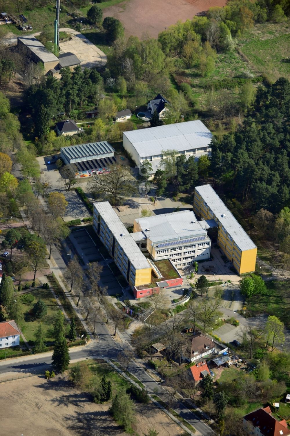 Falkensee aus der Vogelperspektive: Gelände des Lise-Meitner-Gymnasium an der Ruppiner Straße in Falkensee im Bundesland Brandenburg