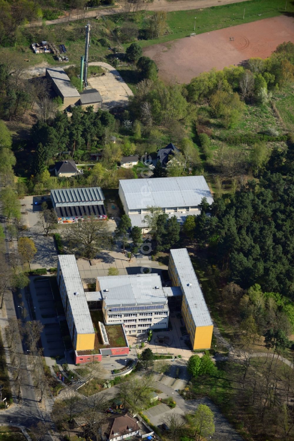 Luftbild Falkensee - Gelände des Lise-Meitner-Gymnasium an der Ruppiner Straße in Falkensee im Bundesland Brandenburg