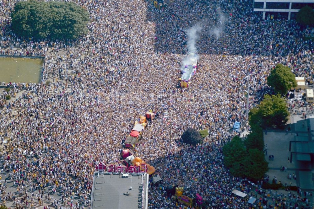 Luftaufnahme Berlin - Gelände des Loveparade am Ernst-Reuter-Platz - Straße des 17.Juni Musik- Festival im Ortsteil Charlottenburg in Berlin, Deutschland