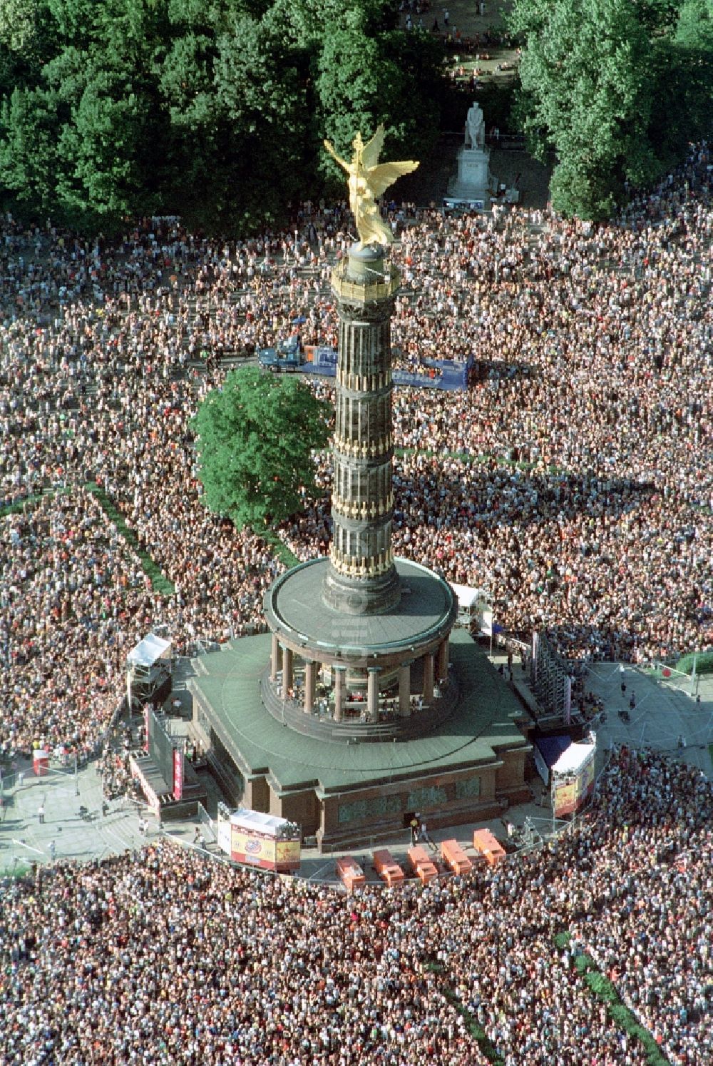 Berlin von oben - Gelände des Loveparade Musik- Festival im Ortsteil Tiergarten in Berlin, Deutschland