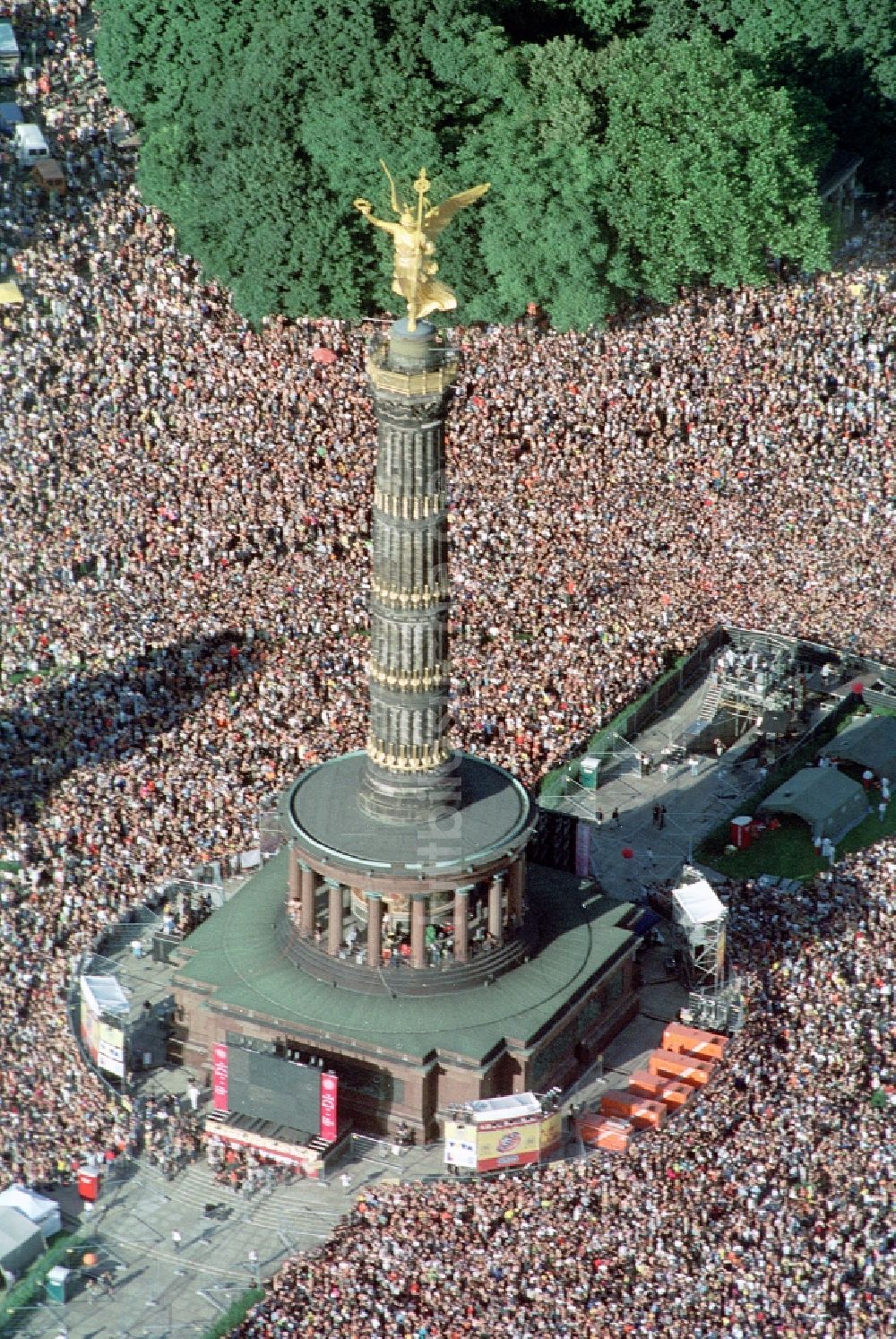 Luftaufnahme Berlin - Gelände des Loveparade Musik- Festival im Ortsteil Tiergarten in Berlin, Deutschland