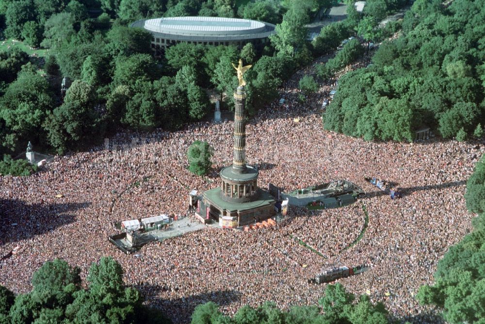 Berlin aus der Vogelperspektive: Gelände des Loveparade Musik- Festival im Ortsteil Tiergarten in Berlin, Deutschland