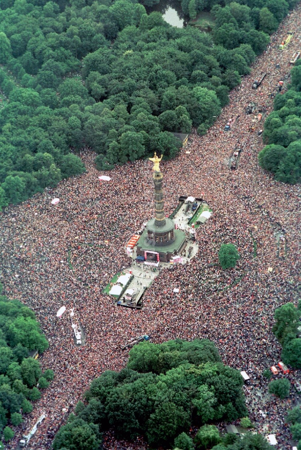 Luftaufnahme Berlin - Gelände des Loveparade Musik- Festival im Ortsteil Tiergarten in Berlin, Deutschland