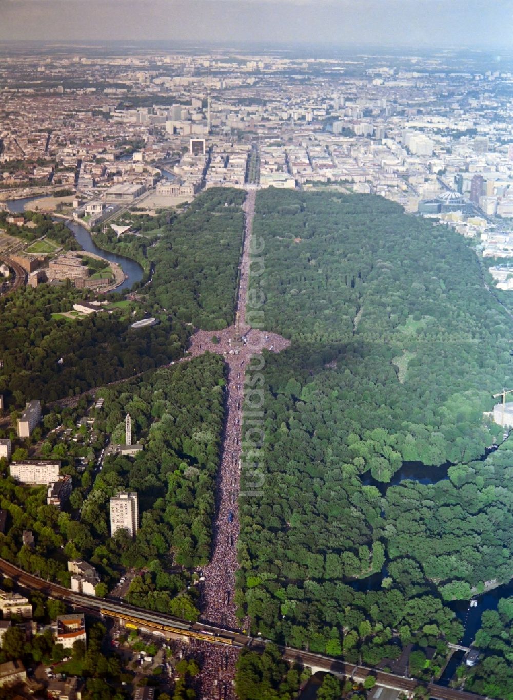 Berlin aus der Vogelperspektive: Gelände des Loveparade Musik- Festival im Ortsteil Tiergarten in Berlin, Deutschland