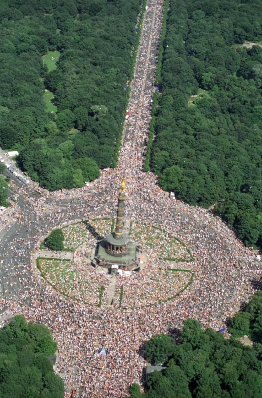 Luftbild Berlin - Gelände des Loveparade Musik- Festival im Ortsteil Tiergarten in Berlin, Deutschland