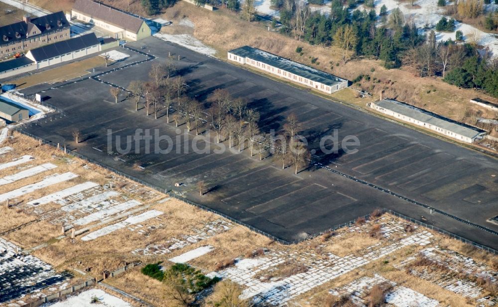 Luftaufnahme Fürstenberg/Havel - Gelände der Mahn- u. Gedenkstätte des ehemaligen KZ Konzentrationslager Ravensbrück in Fürstenberg/Havel im Bundesland Brandenburg