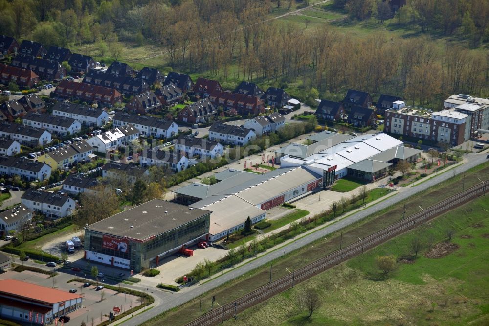 Falkensee von oben - Gelände des Möbelmarkt AGON an der Semmelhaak- Siedlung an der Seegfelder Straße in Falkensee im Bundesland Brandenburg