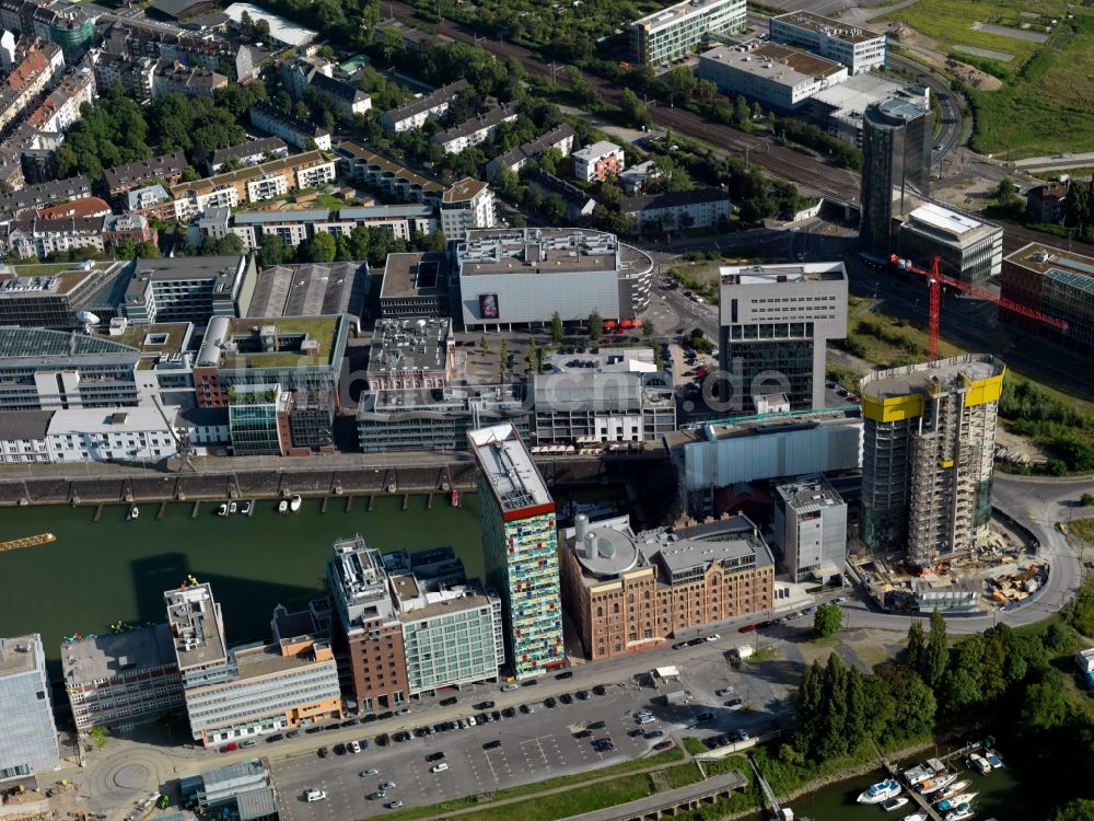 Düsseldorf von oben - Gelände des Medienhafen Düsseldorf am Ufer des Rheins im Bundesland Nordrhein-Westfalen