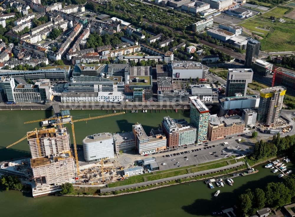 Düsseldorf aus der Vogelperspektive: Gelände des Medienhafen Düsseldorf am Ufer des Rheins im Bundesland Nordrhein-Westfalen