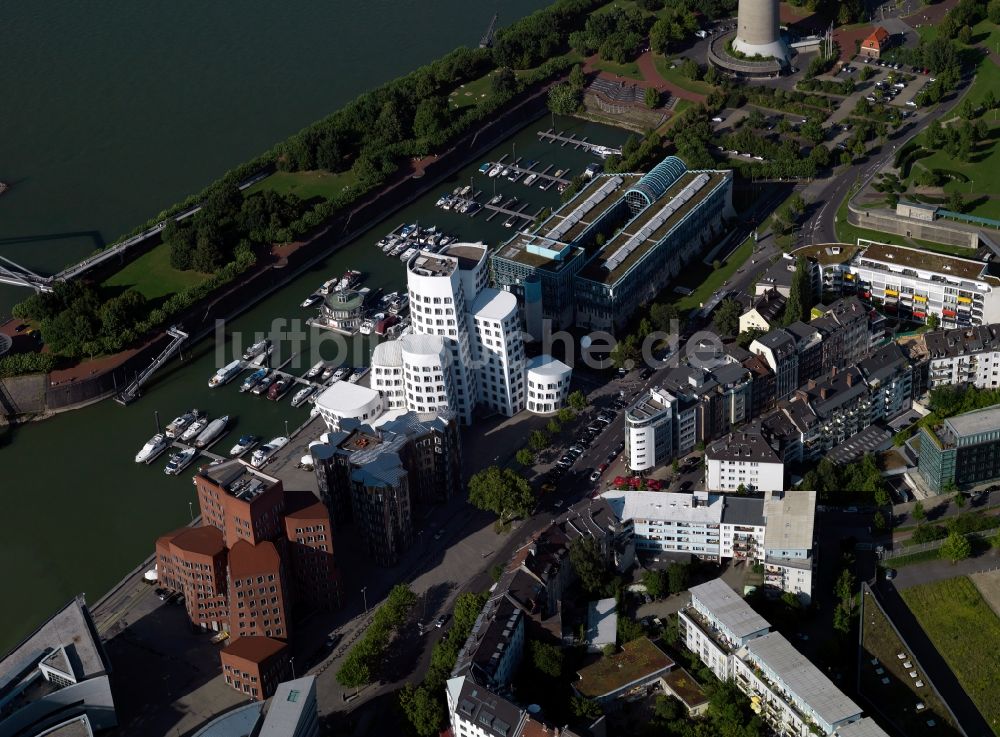 Düsseldorf aus der Vogelperspektive: Gelände des Medienhafen Düsseldorf am Ufer des Rheins im Bundesland Nordrhein-Westfalen