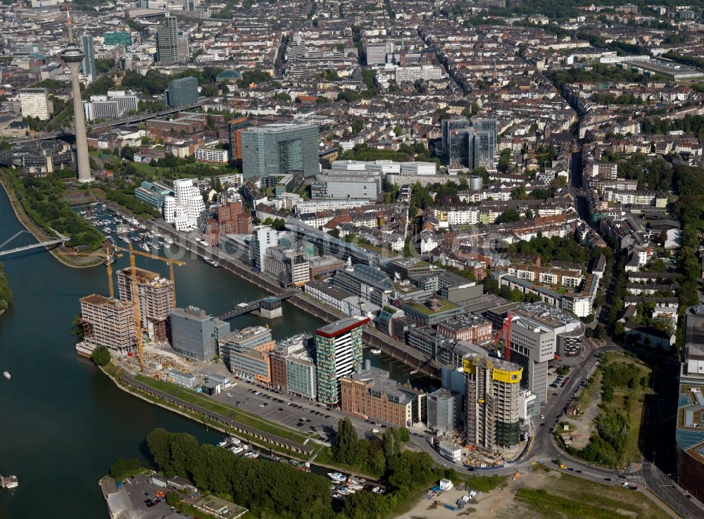 Düsseldorf von oben - Gelände des Medienhafen Düsseldorf am Ufer des Rheins im Bundesland Nordrhein-Westfalen