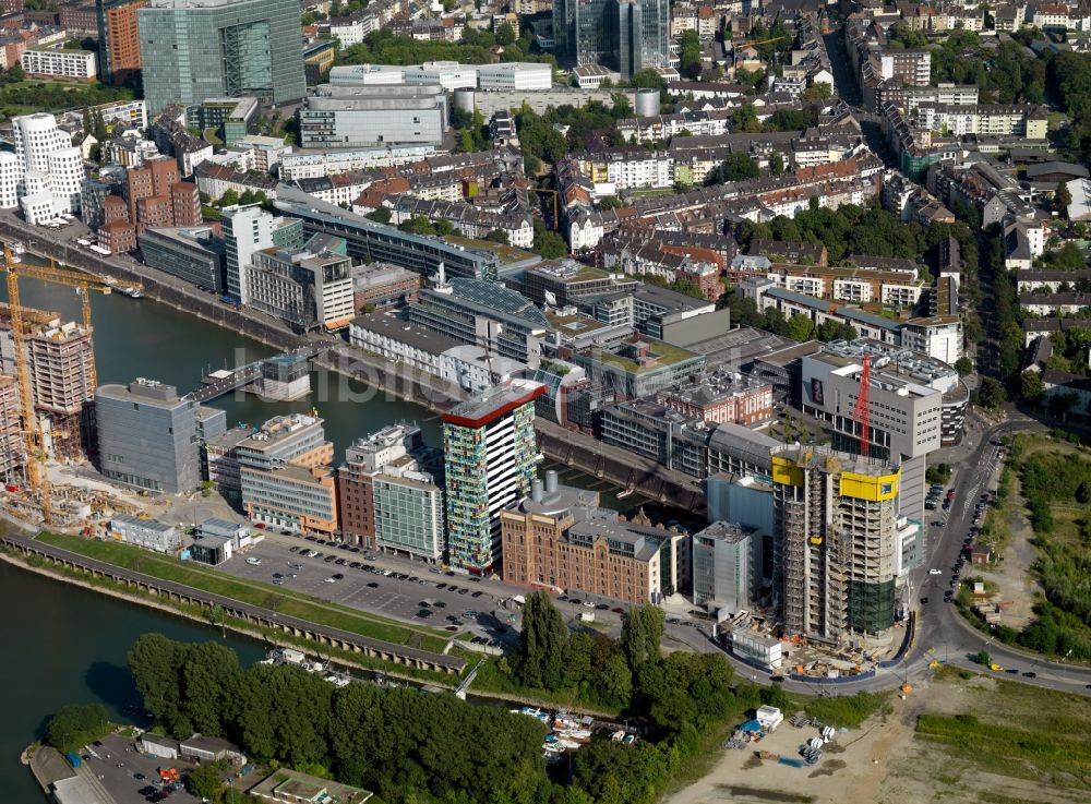 Düsseldorf aus der Vogelperspektive: Gelände des Medienhafen Düsseldorf am Ufer des Rheins im Bundesland Nordrhein-Westfalen