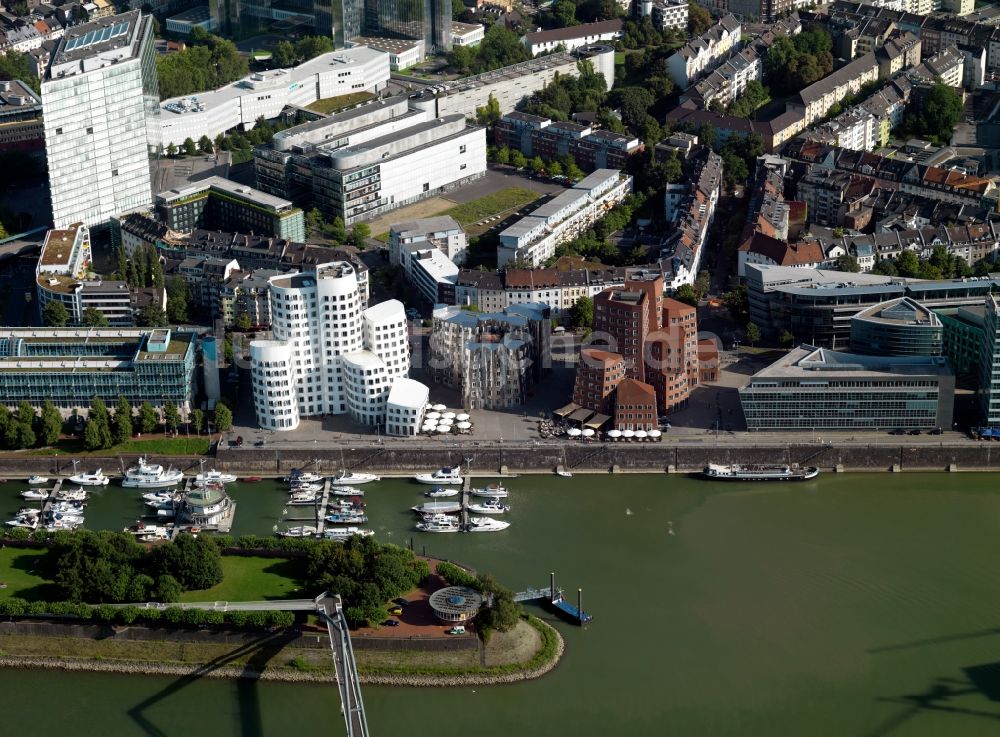 Luftaufnahme Düsseldorf - Gelände des Medienhafen Düsseldorf am Ufer des Rheins im Bundesland Nordrhein-Westfalen