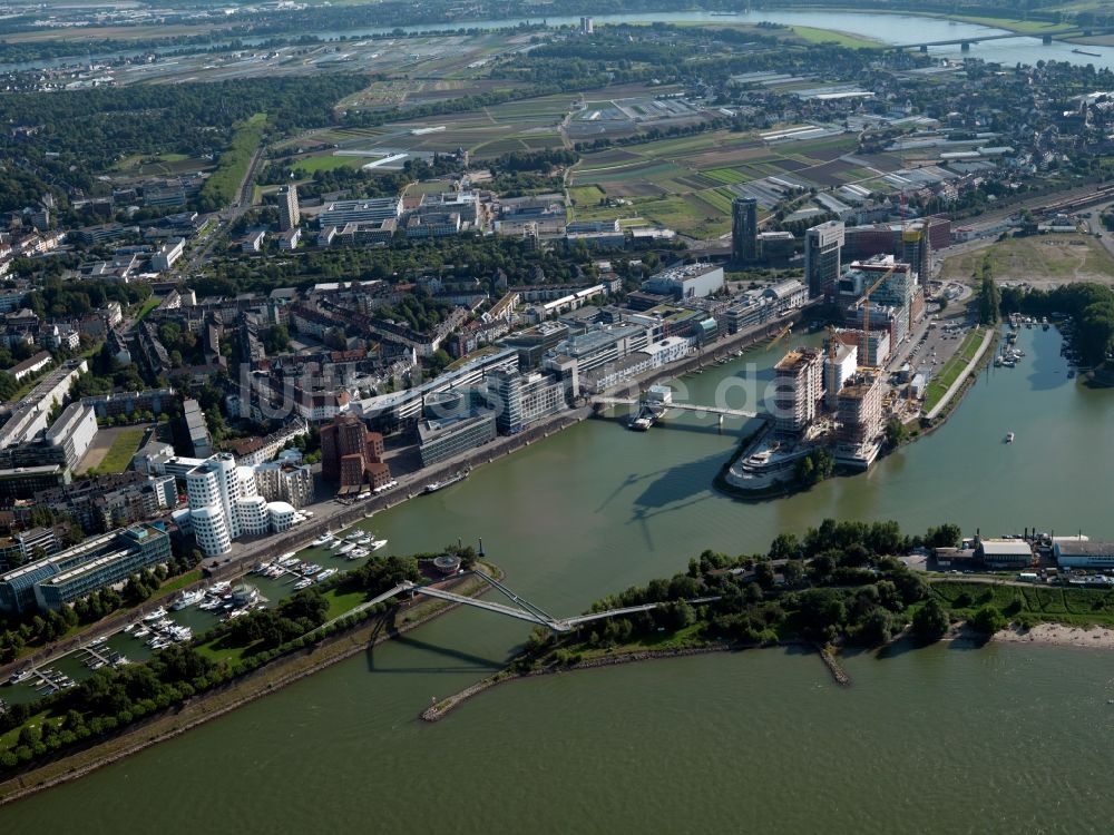 Düsseldorf von oben - Gelände des Medienhafen Düsseldorf am Ufer des Rheins im Bundesland Nordrhein-Westfalen