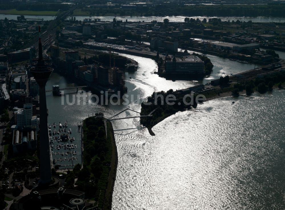 Düsseldorf aus der Vogelperspektive: Gelände des Medienhafen Düsseldorf am Ufer des Rheins im Bundesland Nordrhein-Westfalen