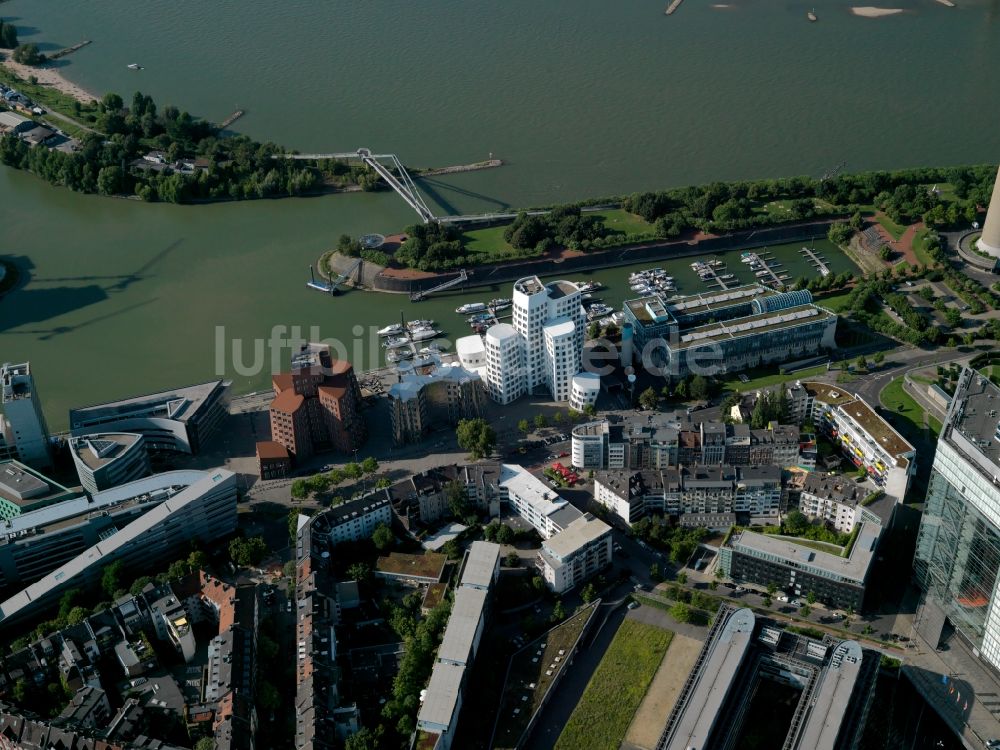 Luftaufnahme Düsseldorf - Gelände des Medienhafen Düsseldorf am Ufer des Rheins im Bundesland Nordrhein-Westfalen