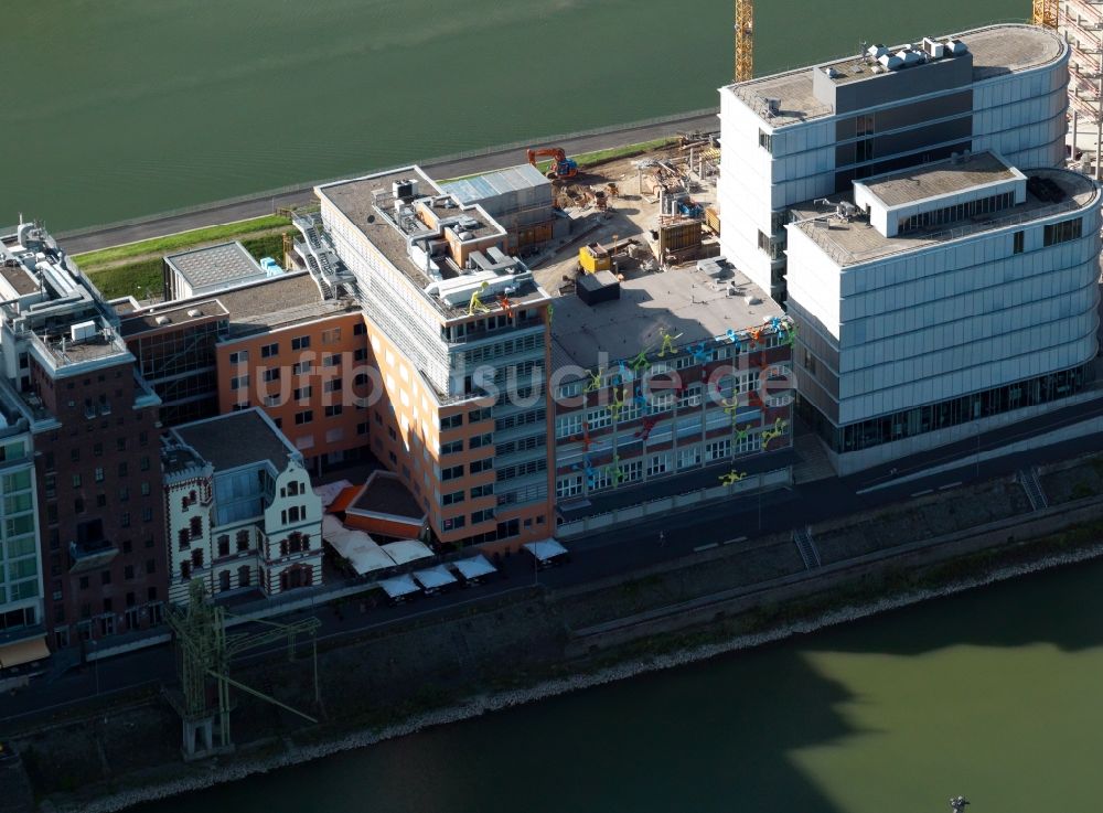 Düsseldorf von oben - Gelände des Medienhafen Düsseldorf am Ufer des Rheins im Bundesland Nordrhein-Westfalen